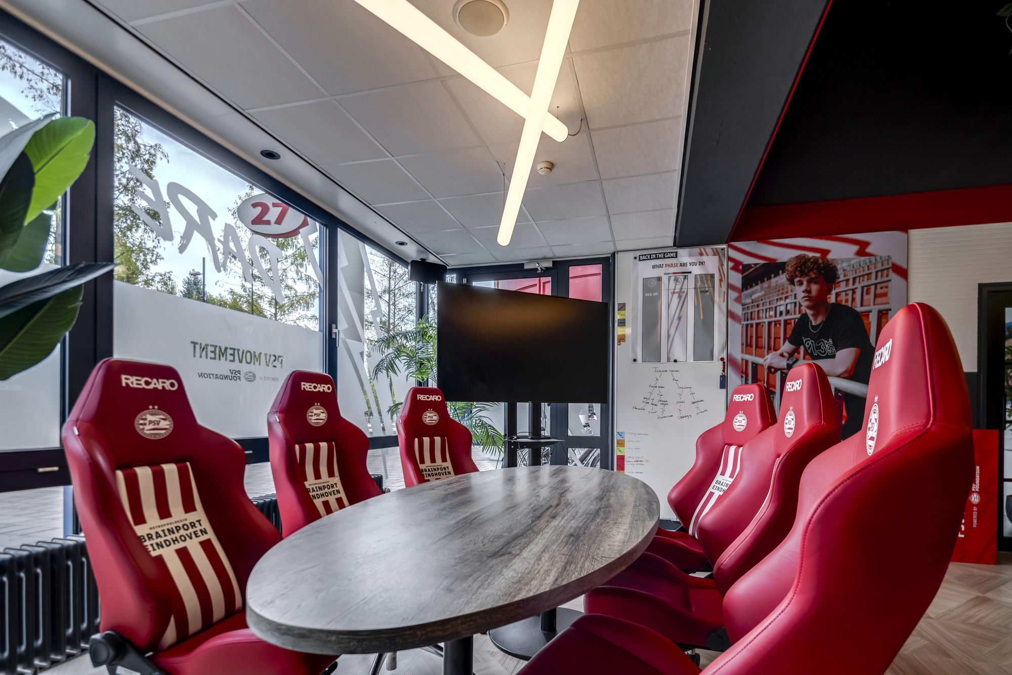 Rode PSV-stoelen rond een ronde tafel