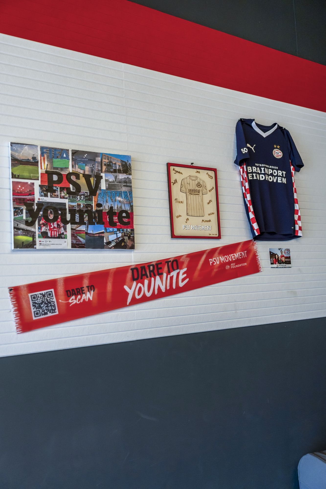 PSV-shirt, sjaal en collage aan de muur