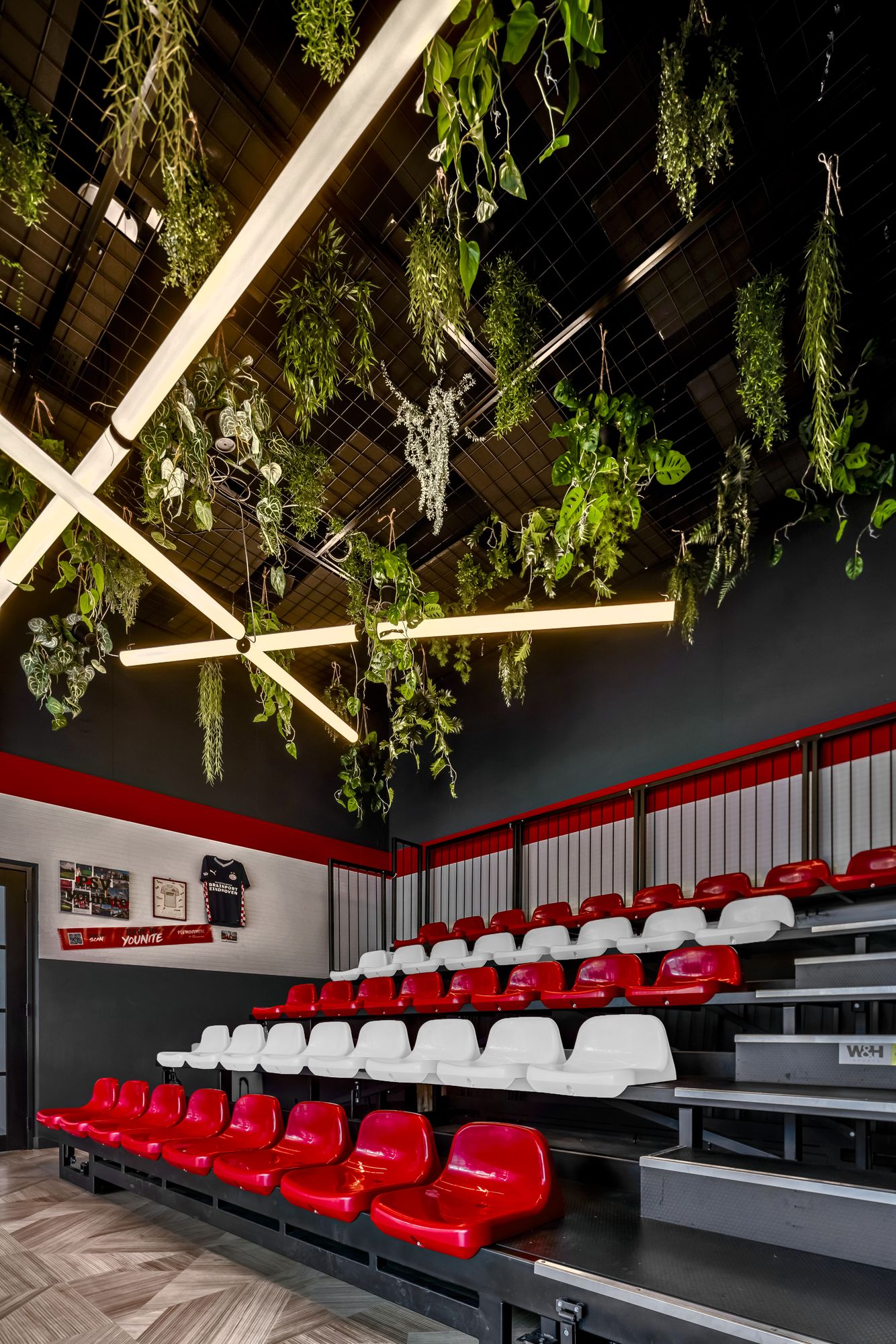 De tribune in de jongerenruimte met planten aan het plafond