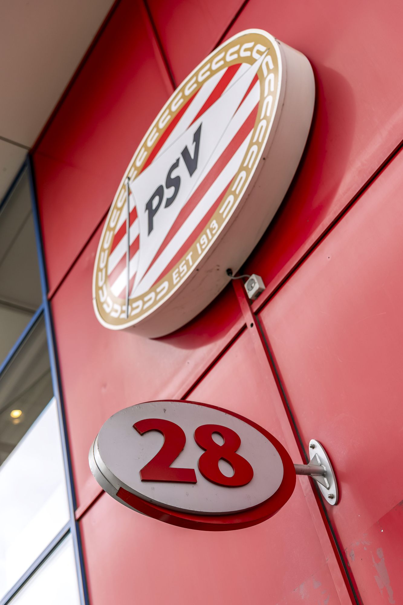 Bord met nummer 28 bij de ingang van het Philips Stadion