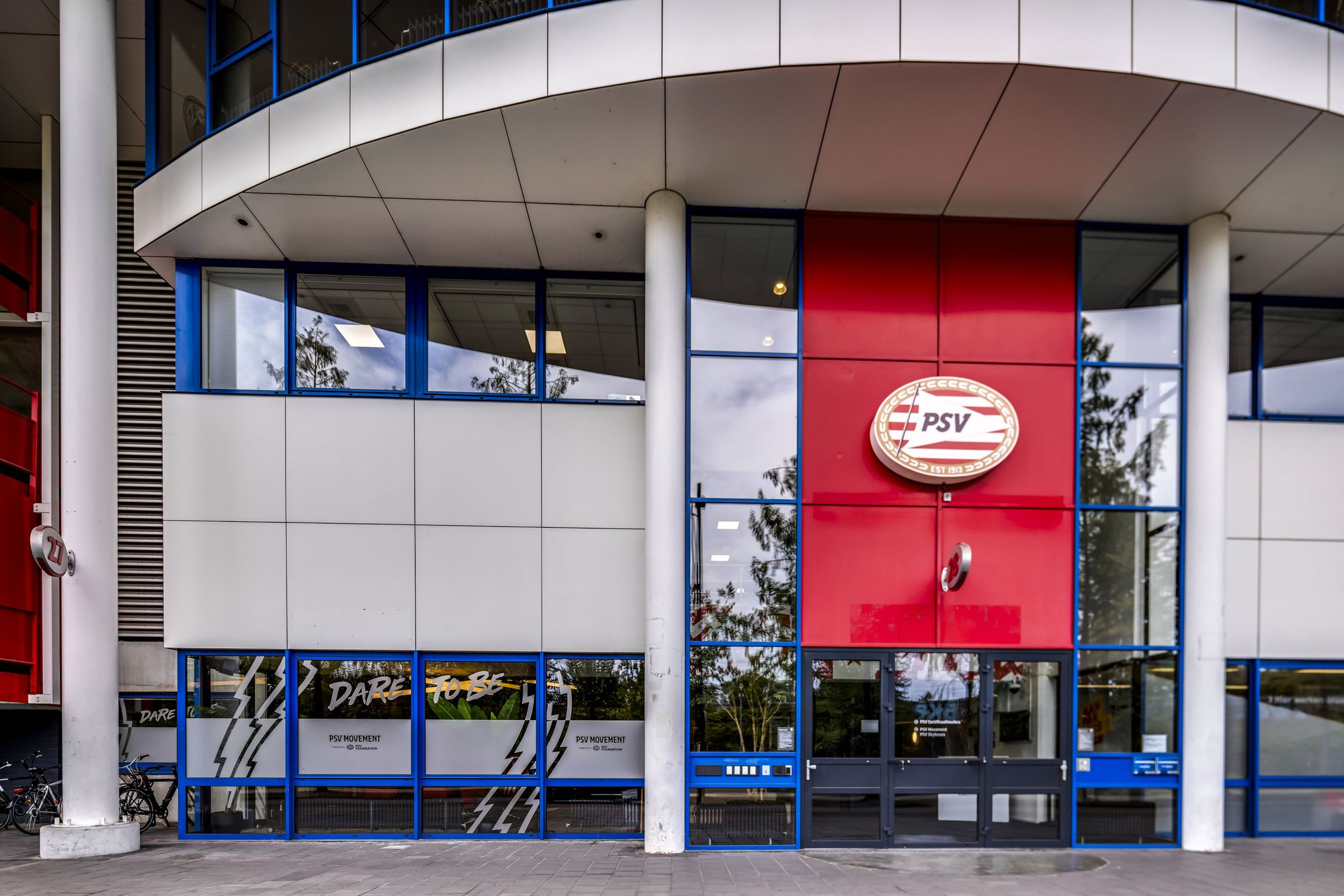 De rode gevel met het PSV-logo bij ingang 28